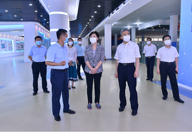 济宁市政协主席、党组书记霍媛媛到开云电子公司调研
